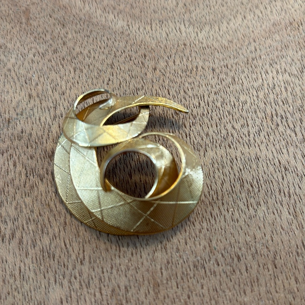 Vintage Swirl etched gold tone brooch